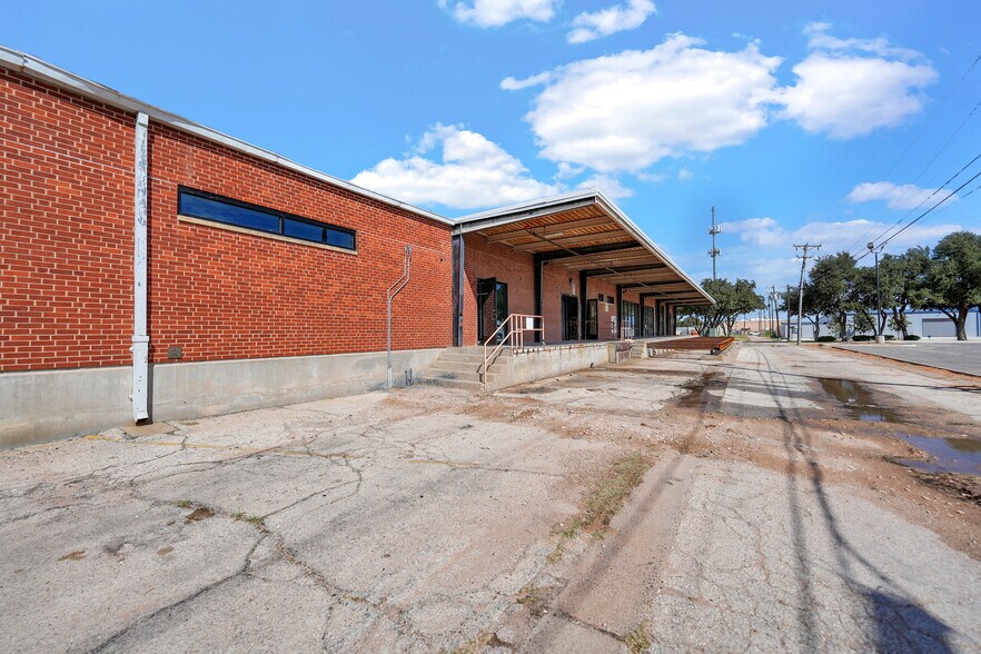 More Photos Of 201 E Illinois Ave, Midland Office For Sale