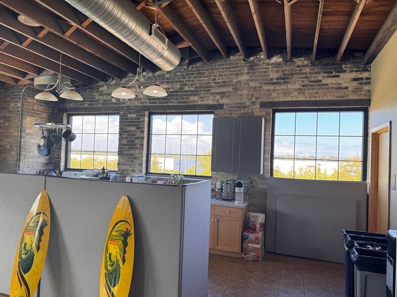 More Photos Of 3618 W Pierce St, Milwaukee Storefront Retail Office For Lease