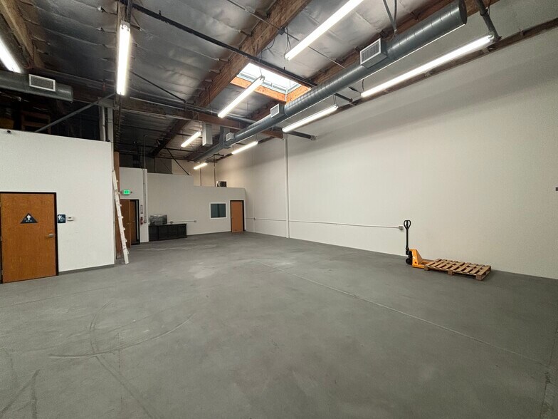 More Photos Of 11438 Knott St, Garden Grove Warehouse For Lease
