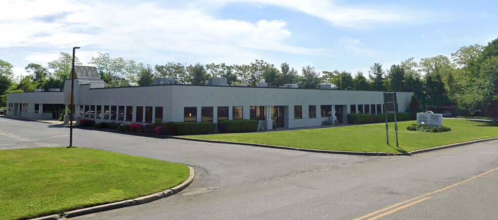 Primary Photo Of 201 Moreland Rd, Hauppauge Medical For Sale