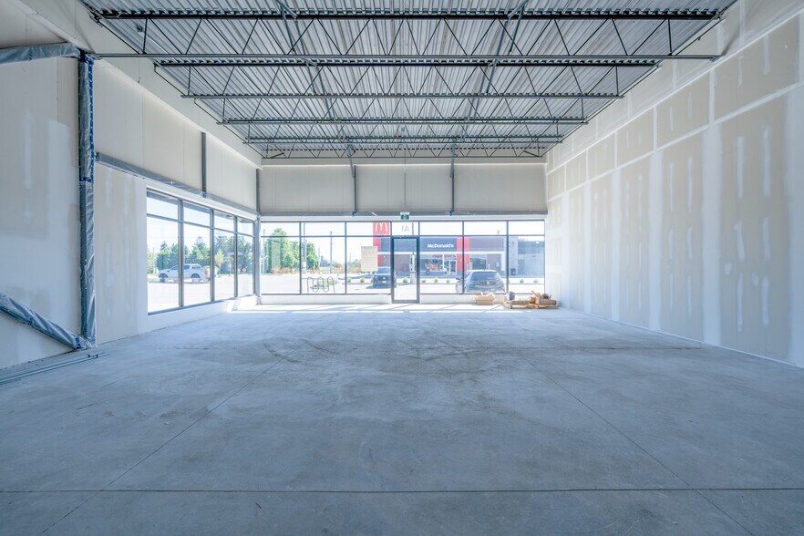 More Photos Of 197 Pinehurst Rd, Paris General Retail For Lease