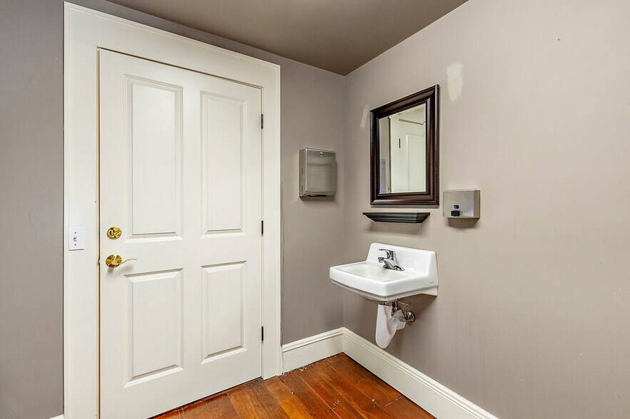 More Photos Of 240 E California St, Jacksonville Hotel For Sale