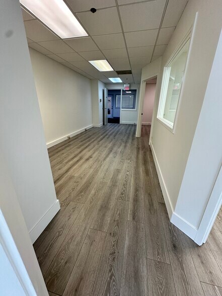 More Photos Of 1901 Raymond Dr, Northbrook Medical For Lease