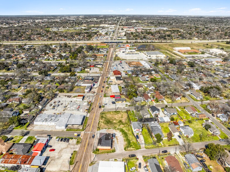 More Photos Of 1812 N Main St, Baytown Storefront For Lease