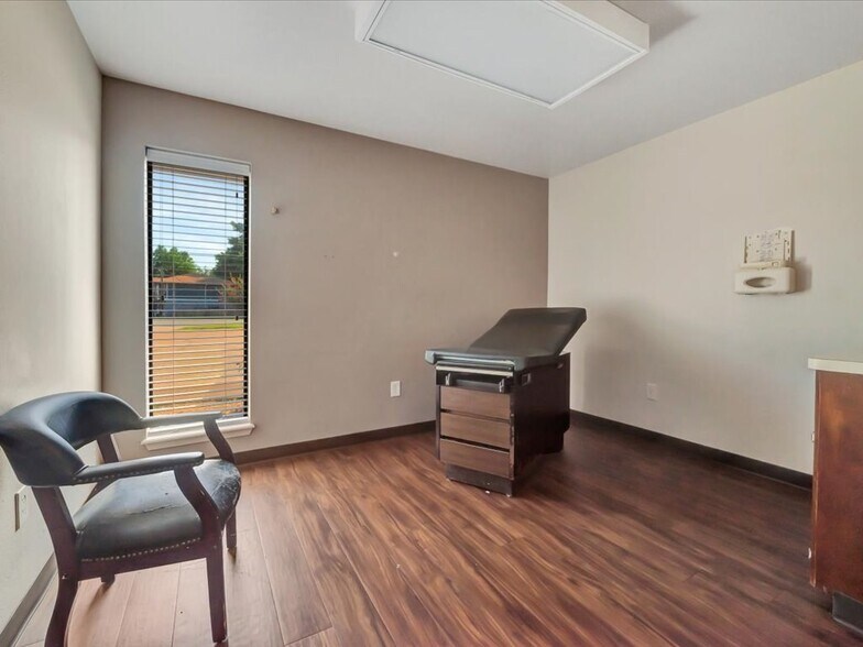 More Photos Of 1702 E Denman Ave, Lufkin Medical For Lease