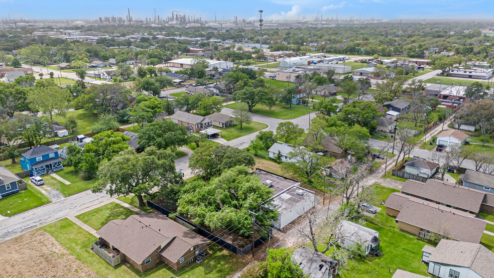 More Photos Of 714 7th Ave N, Texas City Office Residential For Sale