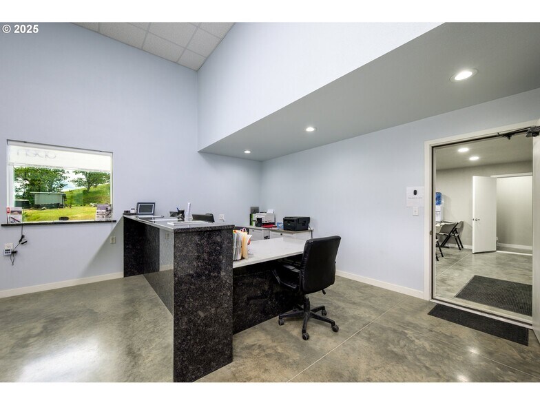 More Photos Of 161 Heritage Way, Roseburg Light Manufacturing For Sale