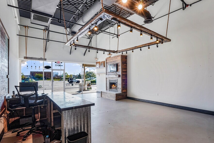 More Photos Of 9800-9890 Brewster Ln, Powell General Retail For Lease