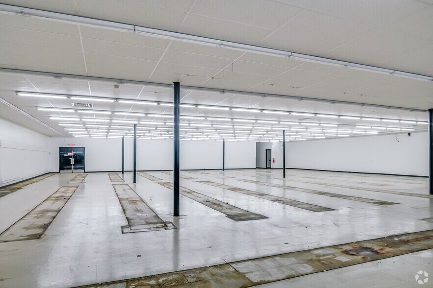 More Photos Of 1300 E Locust St, Milwaukee Convenience Store For Lease