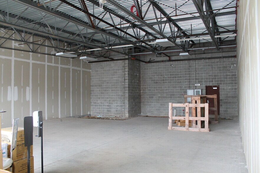 More Photos Of 376 Universal Dr N, North Haven Storefront For Lease