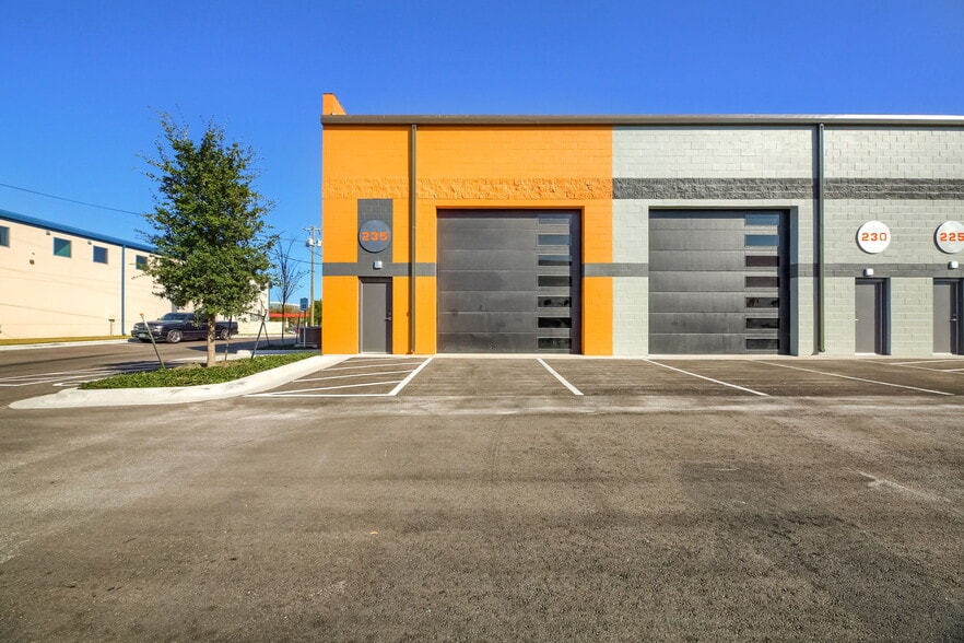 More Photos Of 2100 Double Creek Dr, Round Rock Warehouse For Lease