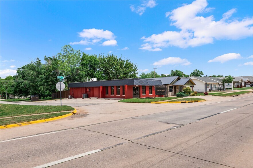 More Photos Of 629 W Main St, Yukon General Retail For Lease