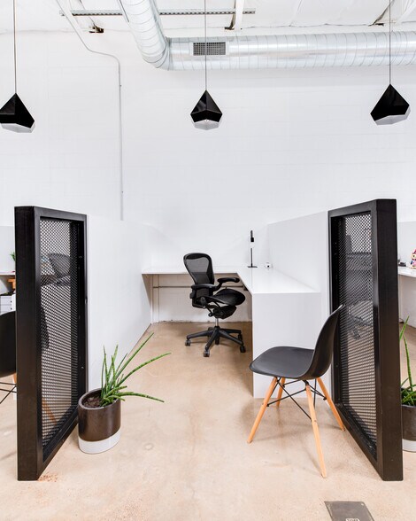 More Photos Of 2292 Vantage St, Dallas Showroom For Sale