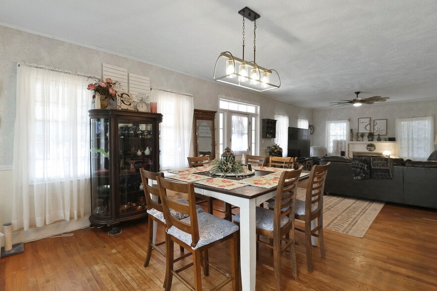 More Photos Of 701 N Oak St, Springfield Office Residential For Sale