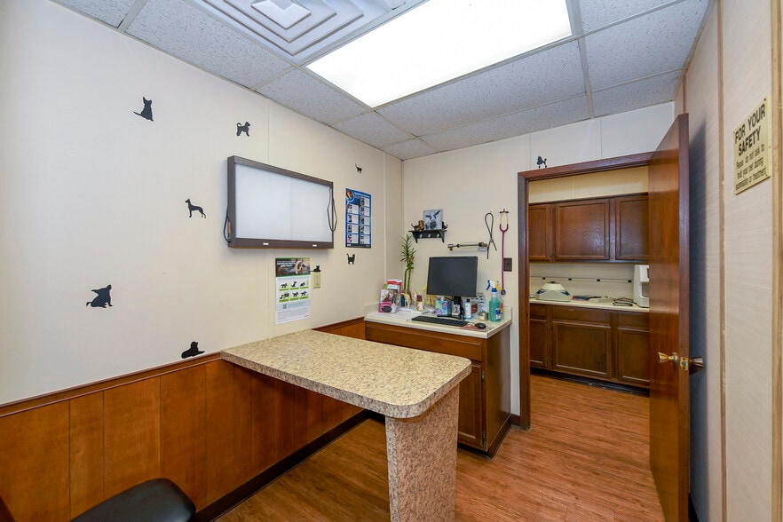 More Photos Of 13039 Nacogdoches Rd, San Antonio Veterinarian Kennel For Sale