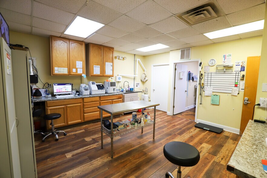 More Photos Of 500 NW 60th St, Gainesville Storefront Retail Office For Lease