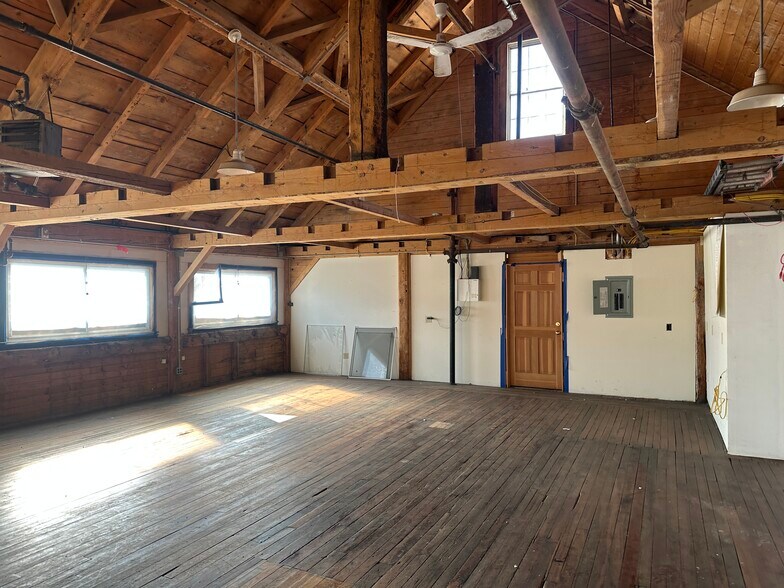 More Photos Of 100-102 Mill Rd, Bridgewater Storefront For Lease