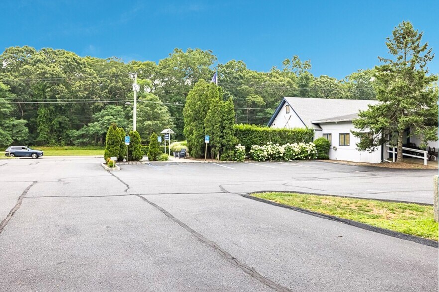 More Photos Of 290 Montauk Hwy, East Hampton Restaurant For Sale