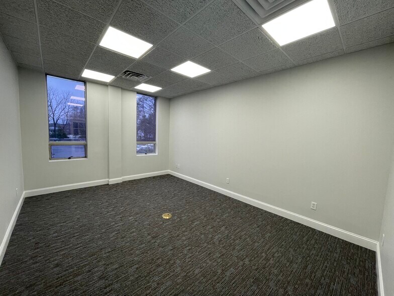 More Photos Of 80 Maple Ave, Smithtown Office For Lease