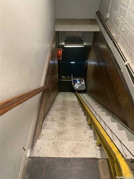 More Photos Of 504 Cherry Ln, Floral Park Warehouse For Lease