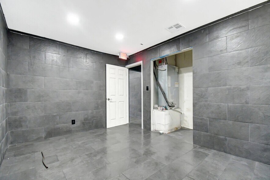 More Photos Of 2160 NW 24th St, Fort Lauderdale Auto Dealership For Sale