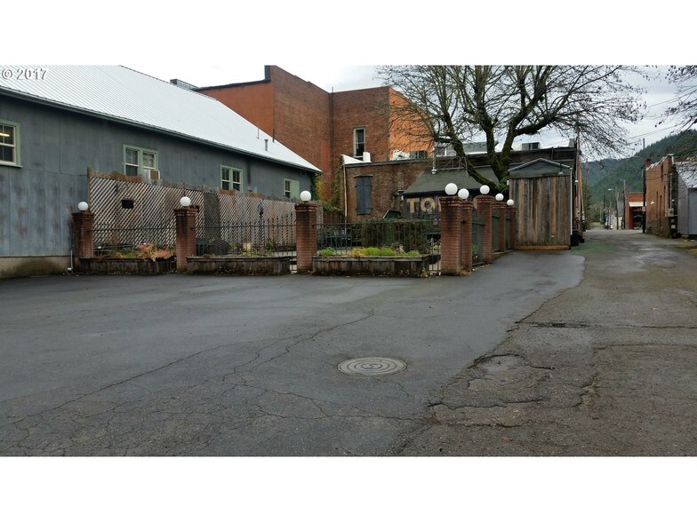 More Photos Of 115 NE Locust St, Oakland Restaurant For Sale