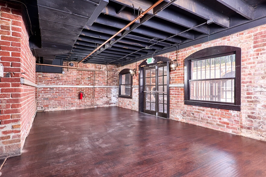 More Photos Of 910 2nd St, Sacramento Bar For Sale