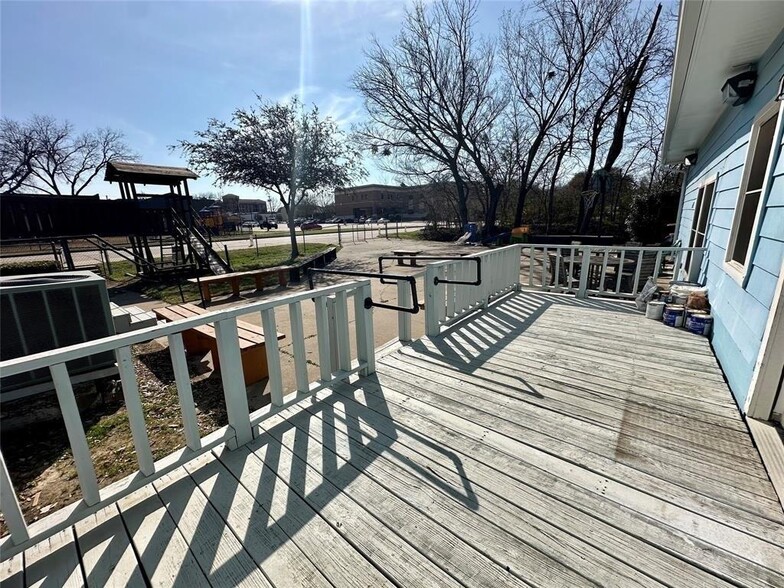 More Photos Of 503 Bolivar St, Denton Freestanding For Sale