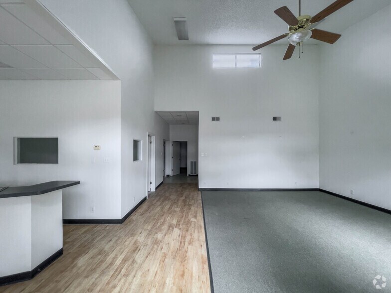 More Photos Of 2950 Thousand Oaks Dr, San Antonio Unknown For Lease