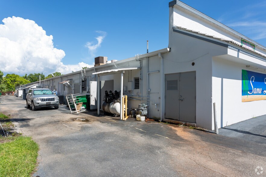 More Photos Of 971 Creech Rd, Naples Freestanding For Lease