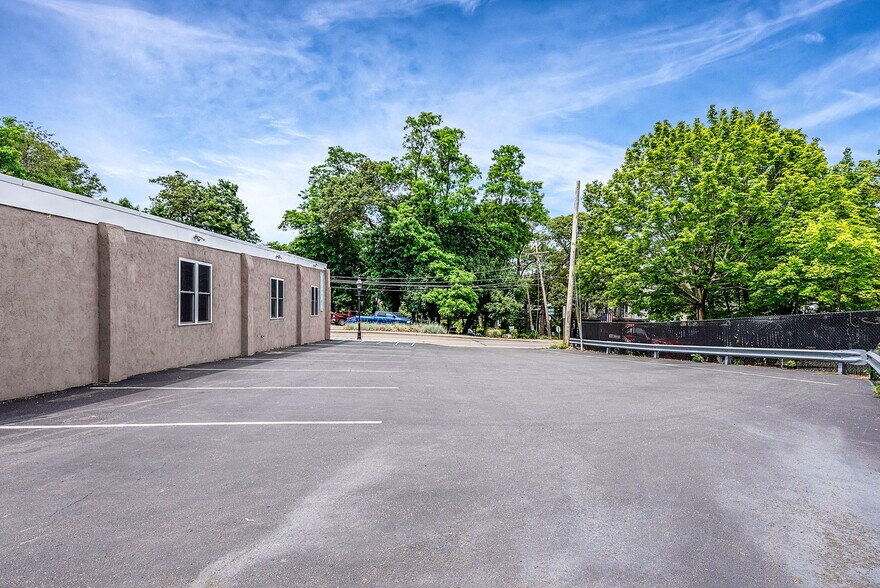 More Photos Of 6 New York Ave, Sound Beach Bar For Sale
