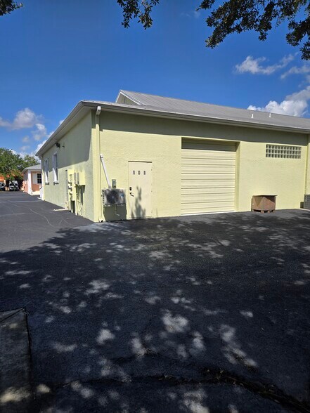 More Photos Of 5471 Lee St, Lehigh Acres Showroom For Lease
