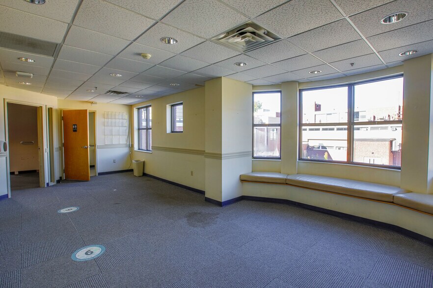 More Photos Of 200 Kennedy Memorial Dr, Waterville Flex For Lease
