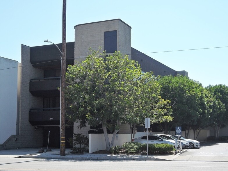 More Photos Of 15721 S Western Ave, Gardena Office For Sale