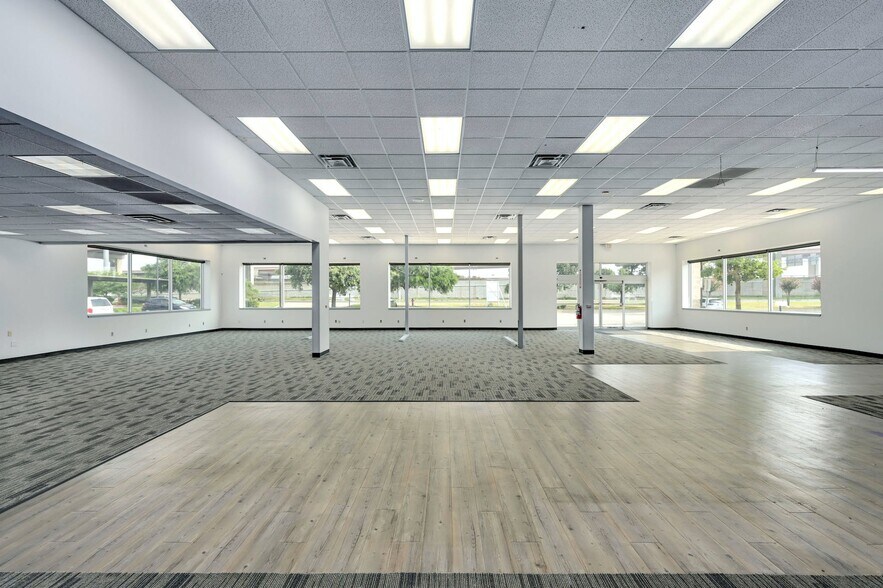 More Photos Of 451 W Louis Henna Blvd, Austin Freestanding For Lease