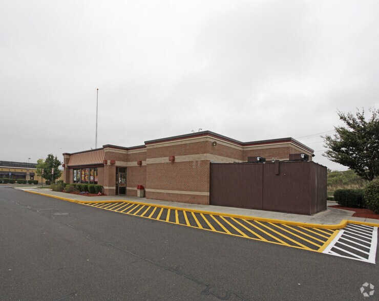 More Photos Of 160 Universal Dr N, North Haven Restaurant For Lease
