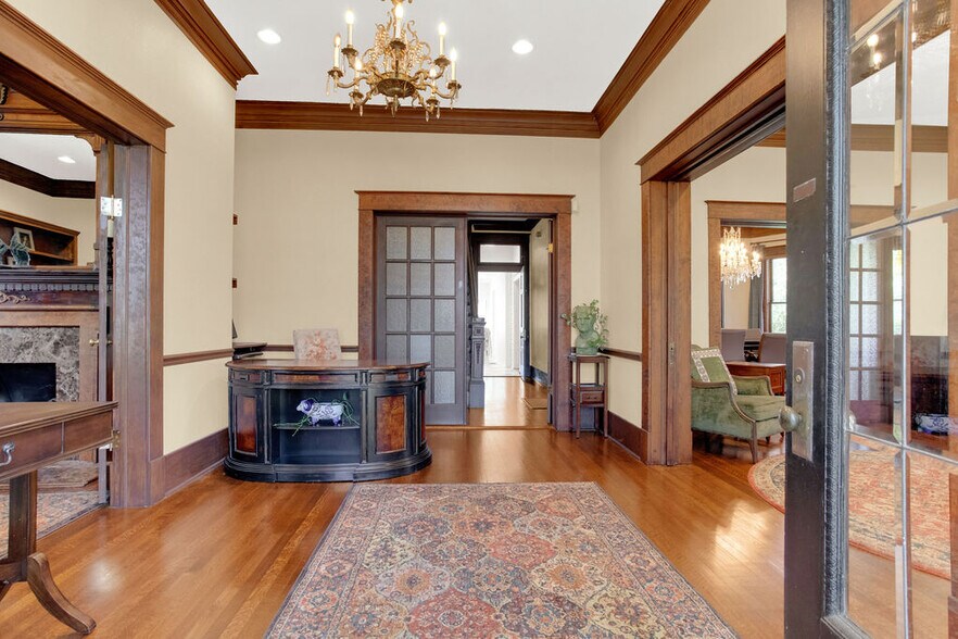 More Photos Of 313 E Charnwood St, Tyler Office For Lease