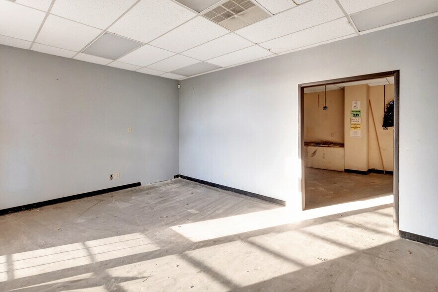 More Photos Of 104 Teakwood Dr, Victoria Medical For Sale