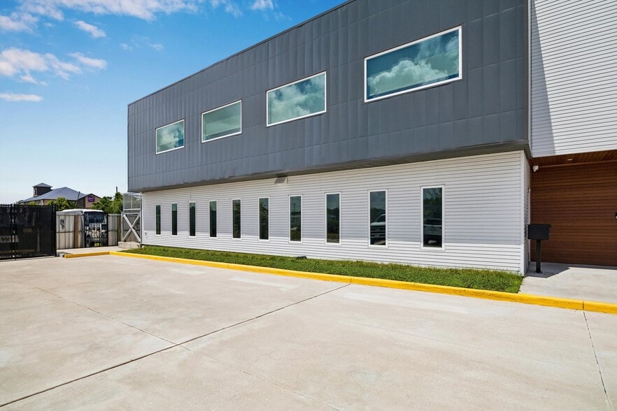 More Photos Of 2535 North Fwy, Houston Office For Lease