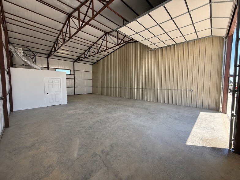 More Photos Of 8648 Ike Byrom Rd, Aubrey Flex For Lease
