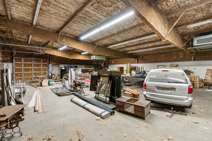 More Photos Of 2751 E Davis St, Conroe Freestanding For Sale