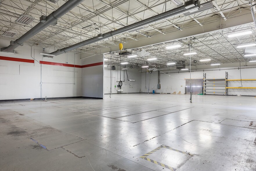 More Photos Of 1202 Thomas Beck Rd, Des Moines Flex For Lease