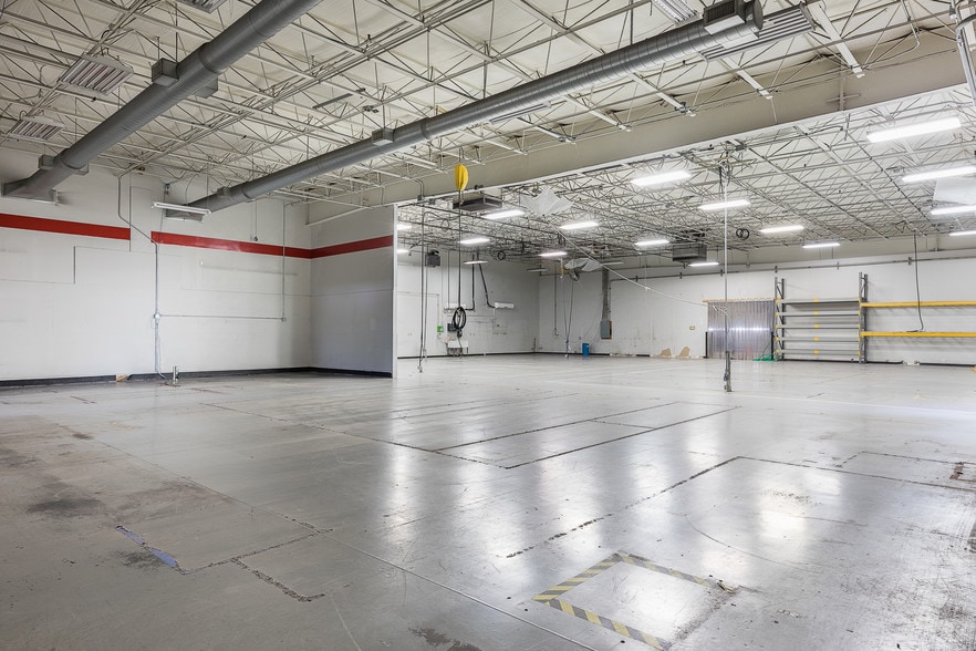 More Photos Of 1202 Thomas Beck Rd, Des Moines Flex For Sale