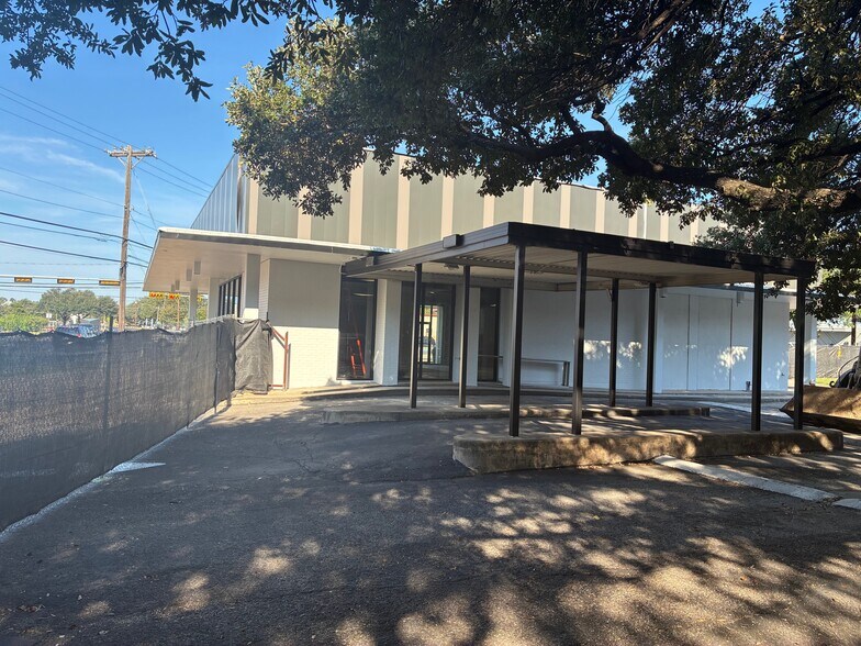More Photos Of 1610 W North Loop Blvd, Austin Bank For Lease