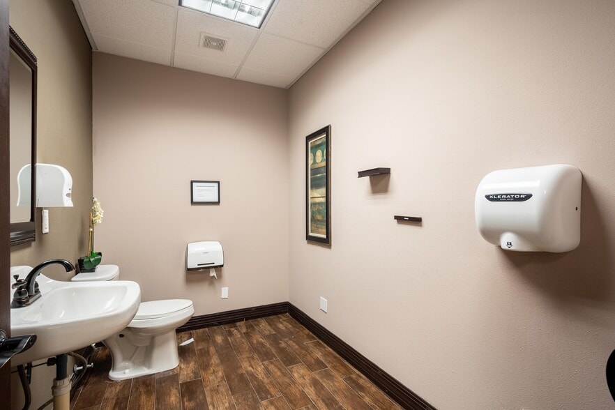 More Photos Of 7001 Westwind Dr, El Paso Office Residential For Lease
