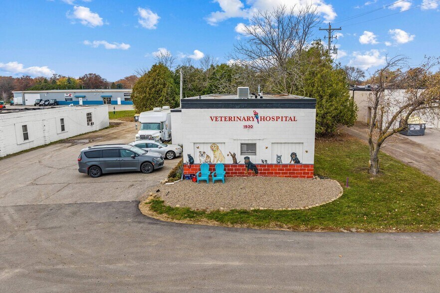 More Photos Of 1940 S Cedar Ave, Owatonna Showroom For Sale