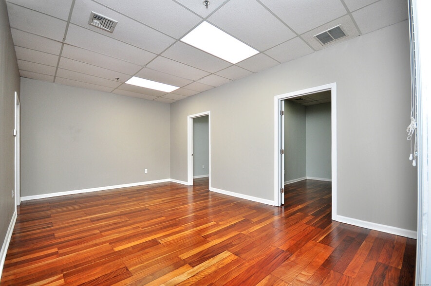 More Photos Of 75 Berlin Rd, Cromwell Medical For Sale