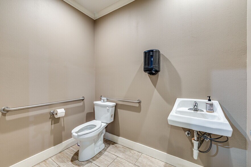 More Photos Of 318 N Chadbourne St, San Angelo Storefront For Sale