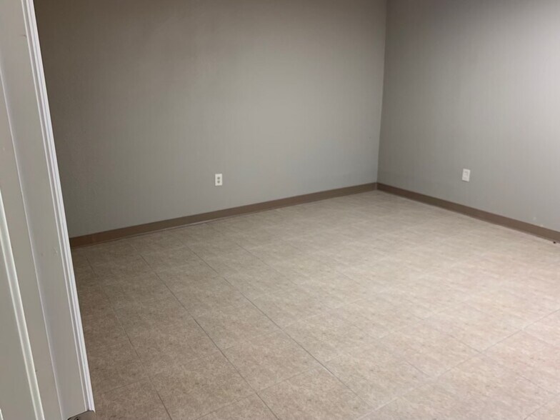 More Photos Of 5455 Spring Hill Dr, Spring Hill Office For Lease