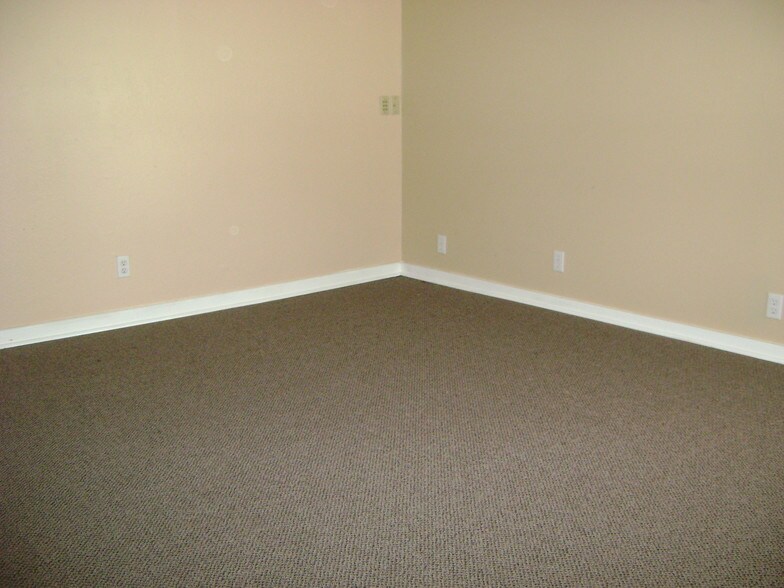 More Photos Of 13170 Pond Springs Rd, Austin Auto Repair For Sale